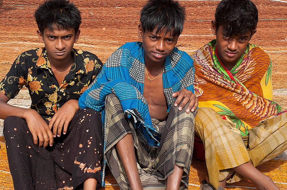 Chandpur - młodzi rybacy odpoczywający na rybakich sieciach (Bangladesz 2010 - część 1/2)